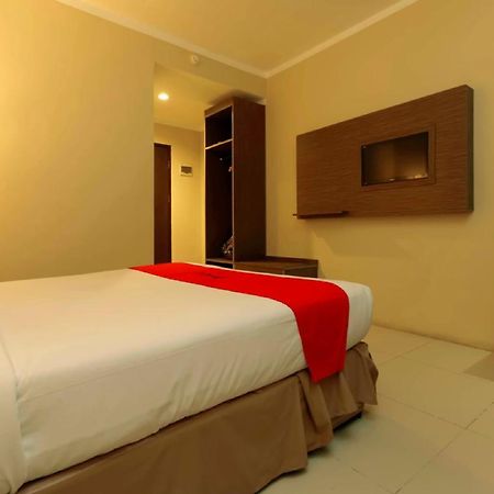 Reddoorz Plus Near Pantai Losari Hotel Makassar Exterior photo