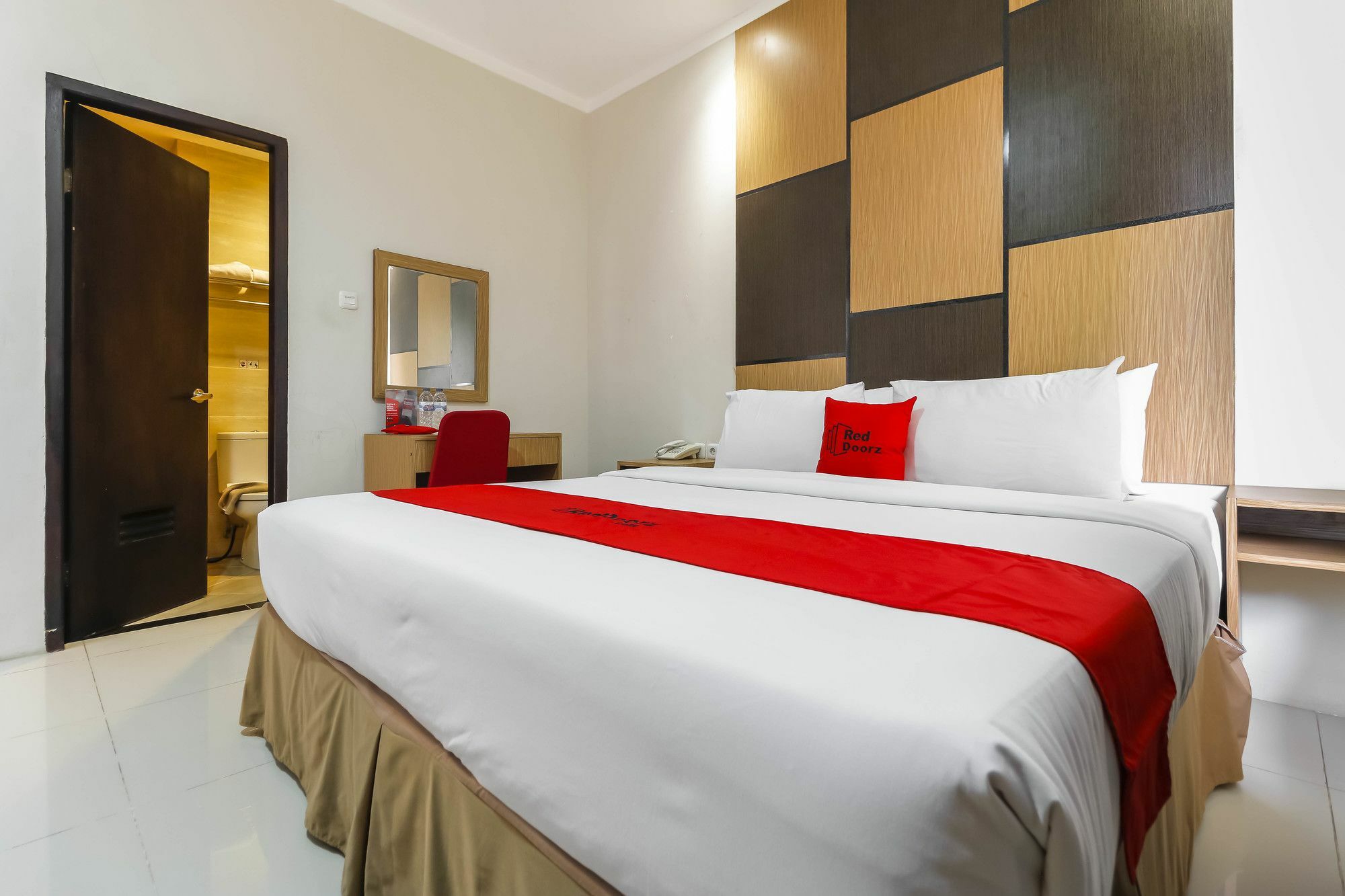 Reddoorz Plus Near Pantai Losari Hotel Makassar Exterior photo