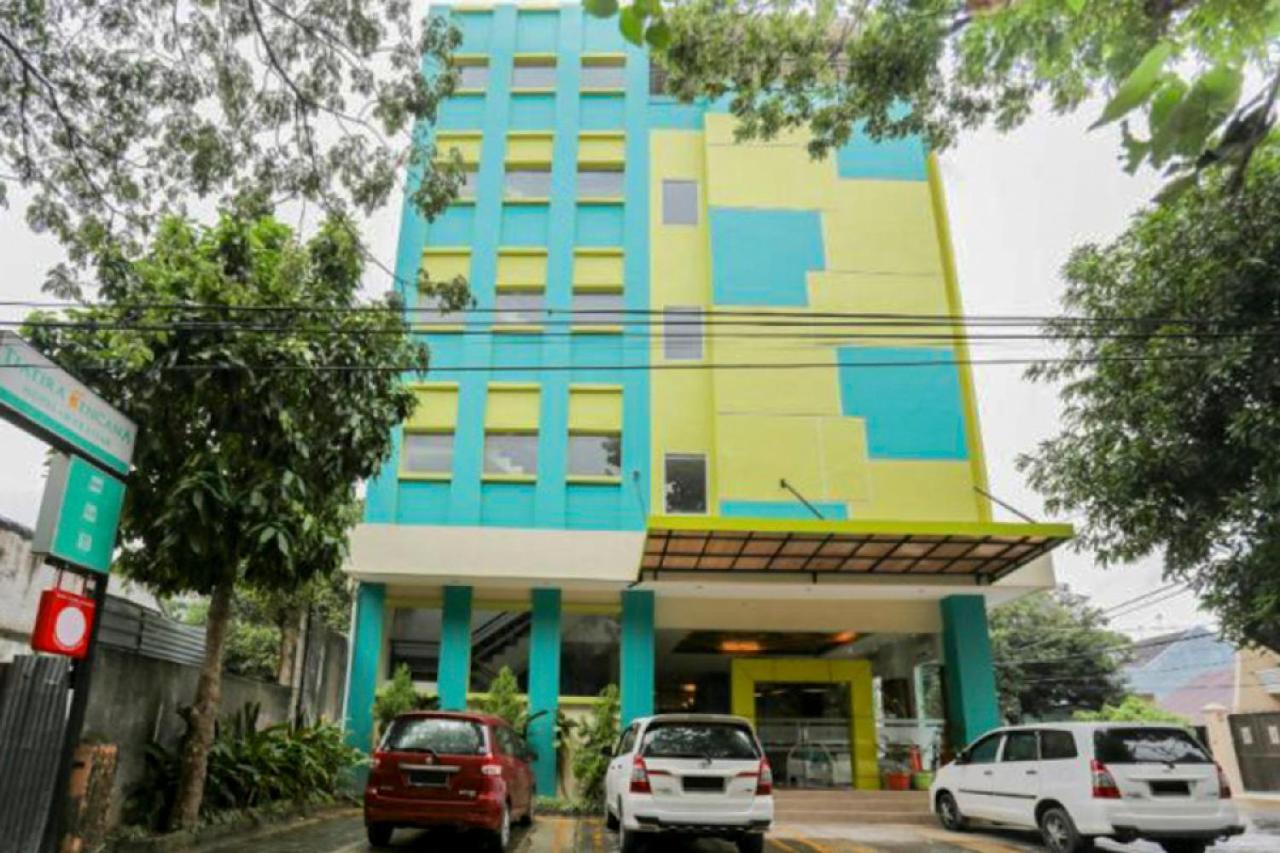 Reddoorz Plus Near Pantai Losari Hotel Makassar Exterior photo