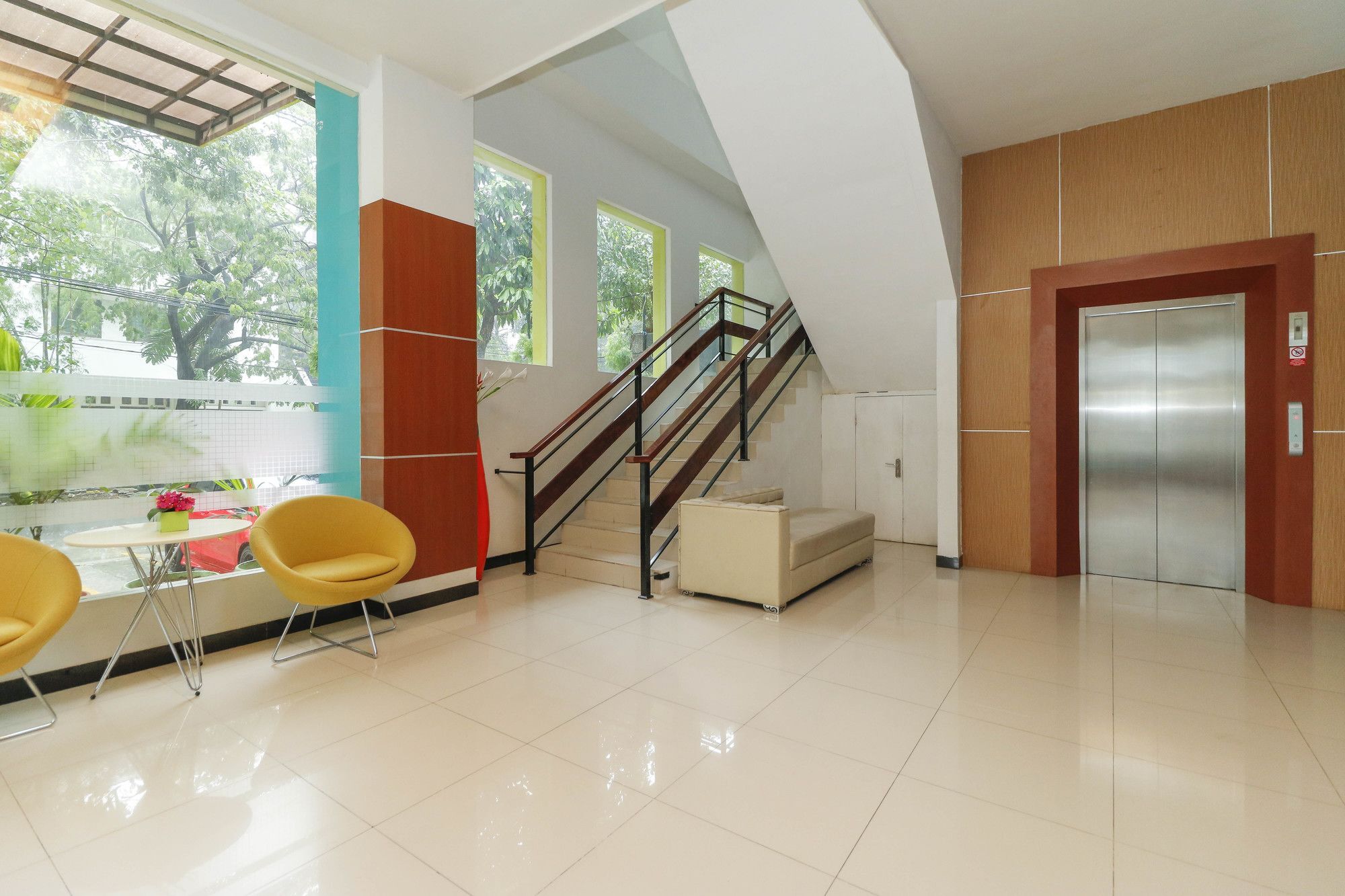 Reddoorz Plus Near Pantai Losari Hotel Makassar Exterior photo