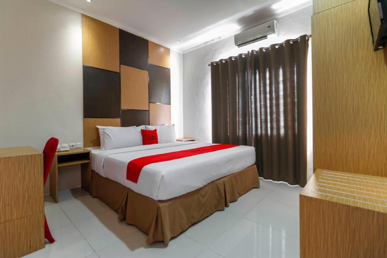 Reddoorz Plus Near Pantai Losari Hotel Makassar Exterior photo