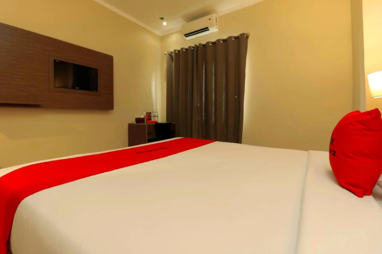 Reddoorz Plus Near Pantai Losari Hotel Makassar Exterior photo